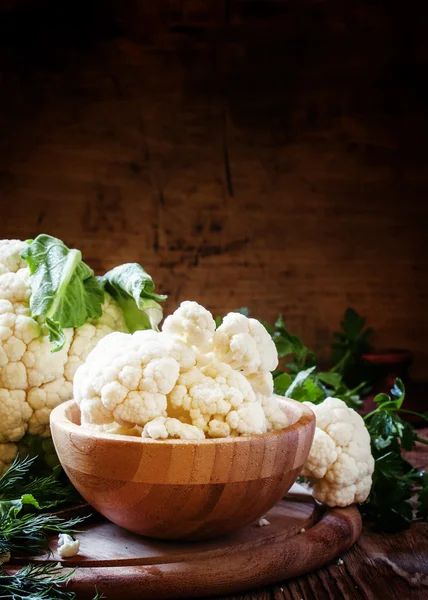 Inflorescences of cauliflower in a wooden bowl — Stock Photo, Image