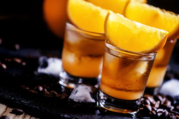 Cocktail bumblebee com suco de laranja — Fotografia de Stock