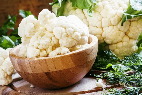 Inflorescences of cauliflower in a wooden bowl — Stock Photo, Image