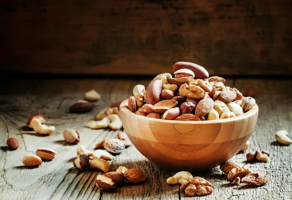 Nötter i skål — Stockfoto