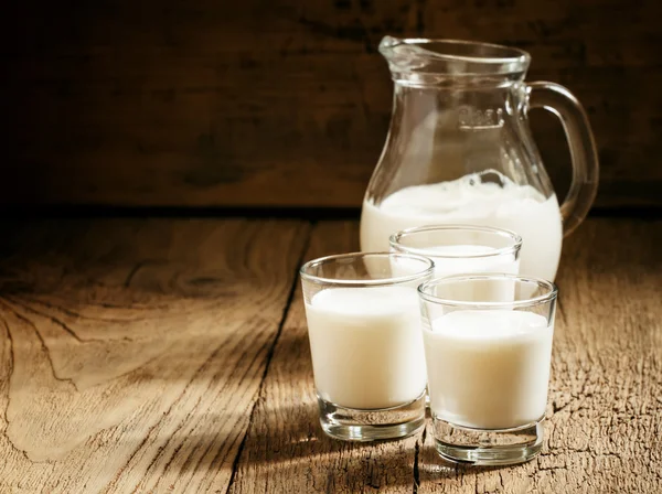 Geitenmelk in glazen — Stockfoto