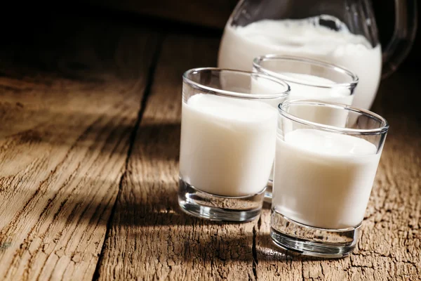 Козье молоко в стаканах — стоковое фото