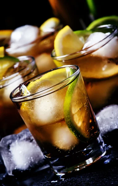 Cocktail alcolico rum cola con ghiaccio, lime, limone, cola e rum bianco — Foto Stock