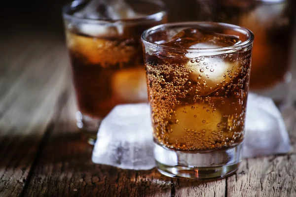 Cocktail alcoólico bourbon cola com uísque e cubos de gelo — Fotografia de Stock