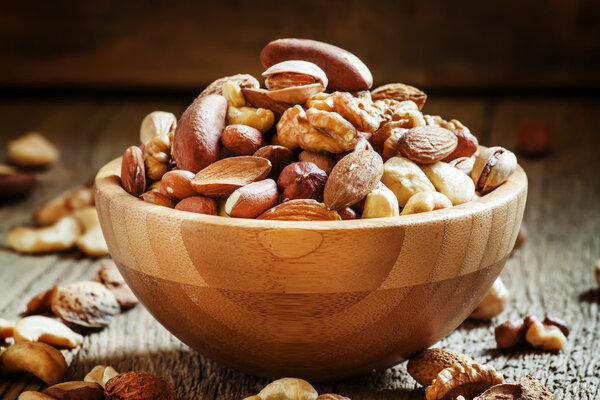 Орехи в миске
  