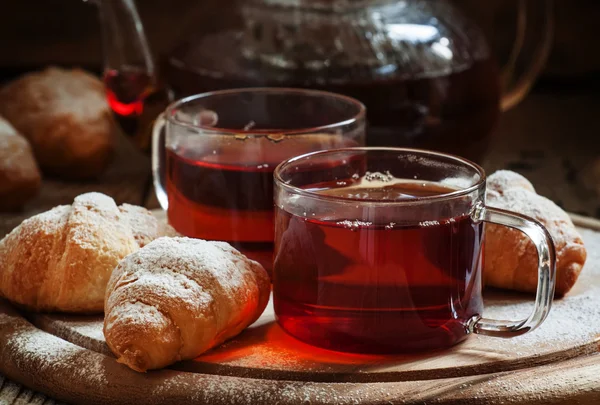 Tradiční snídaně s černým čajem a croissanty — Stock fotografie