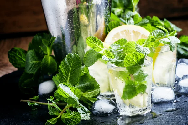 Алкогольний коктейль з горілкою та льодовим м'ятним чаєм — стокове фото