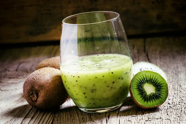 Frisch gepresste Smoothie-Kiwi-Früchte in einem großen Glas — Stockfoto