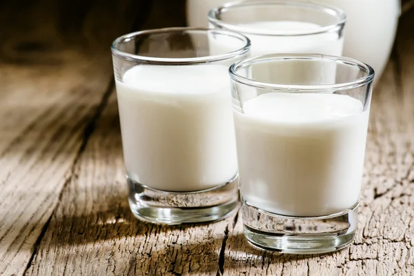 Leche de cabra en vasos —  Fotos de Stock