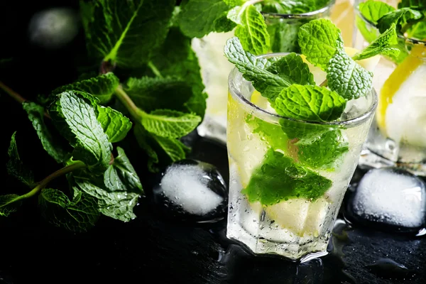 Alkoholischer Cocktail mit Wodka und Eisminztee — Stockfoto