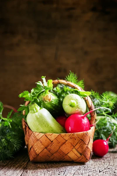Rieten mand met een gewas van Lente groenten en kruiden — Stockfoto