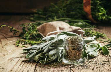 Cam bir kavanozda kurutulmuş adaçayı, taze adaçayı