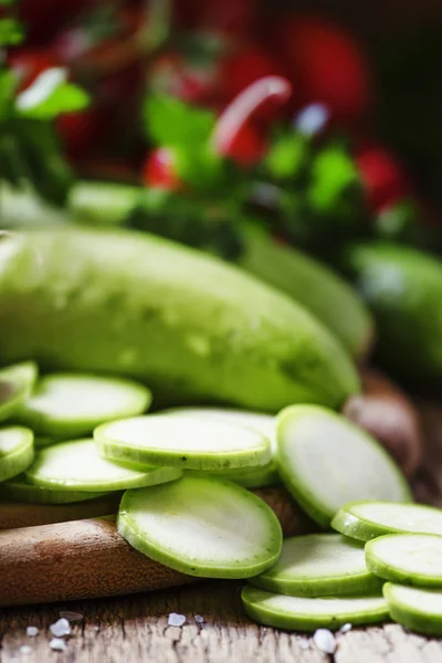 Runde Zucchini-Scheiben und frischer Rettich — Stockfoto