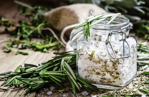 Tengeri só aszalt rozmaringgal üvegedénybe — Stock Fotó