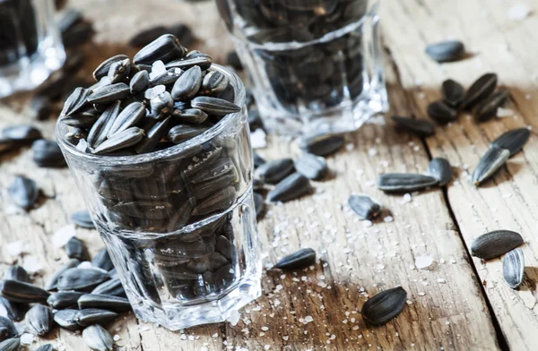 Saltade solrosfrön i ett glas — Stockfoto