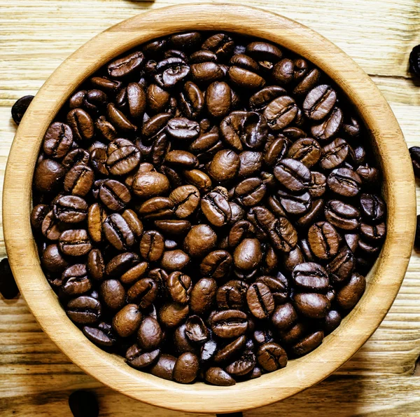 Zrna pražené kávy v kulaté nádobě — Stock fotografie