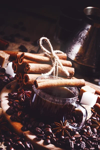 Café dulce negro con canela y anís — Foto de Stock