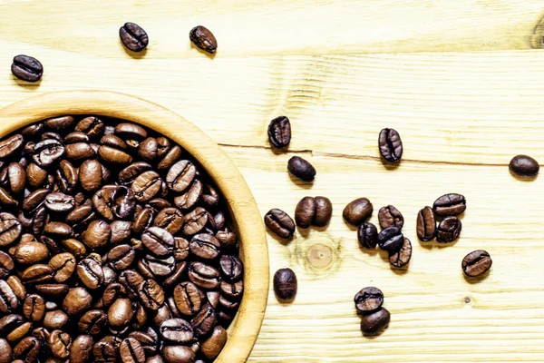 Зерна смаженої кави в круглій мисці — стокове фото