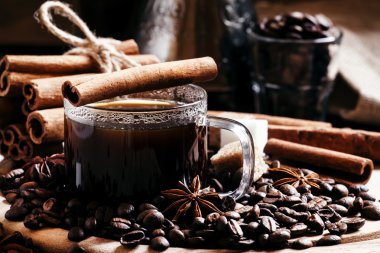 Tarçın ve anason ile siyah tatlı kahve