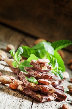 Bütün badem ve nane yaprakları ile lezzetli sütlü çikolata