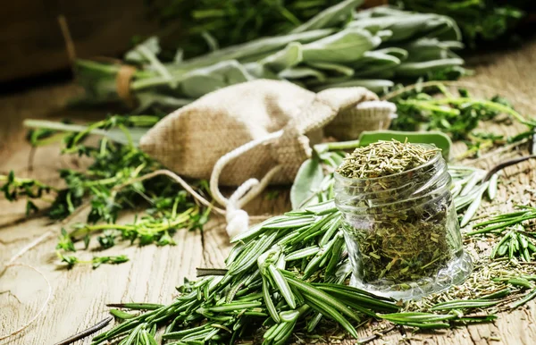 Gedroogde rozemarijn in een glazen pot — Stockfoto