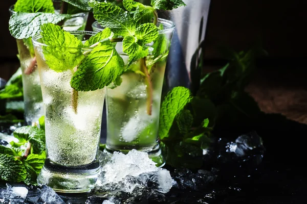 Green tea with ice, mint and white rum — Stock Photo, Image