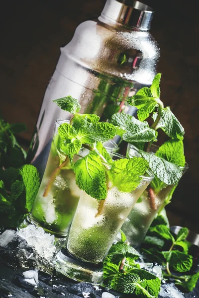 Grüner Tee mit Eis, Minze und weißem Rum — Stockfoto