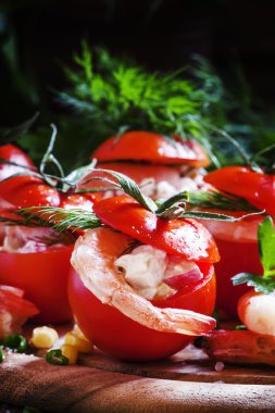 Karides ve Mısır ile taze domates dolması