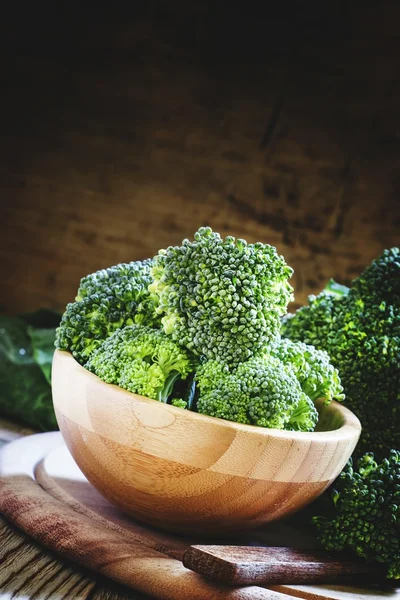 Fresh green broccoli in a wooden bowl — Stock Photo, Image