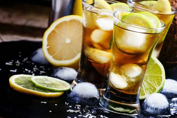 Cocktail alcolico al cocco — Foto Stock