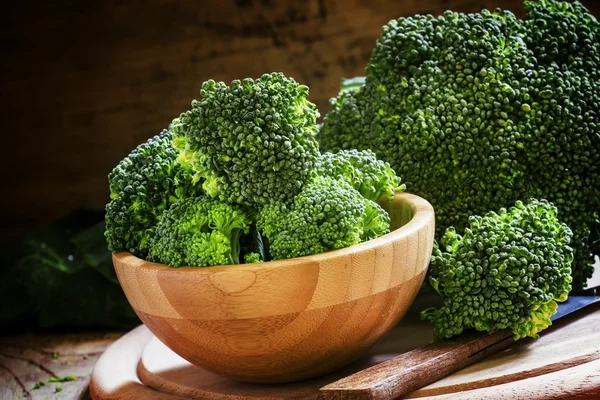 Fresh green broccoli in a wooden bowl — Stock Photo, Image