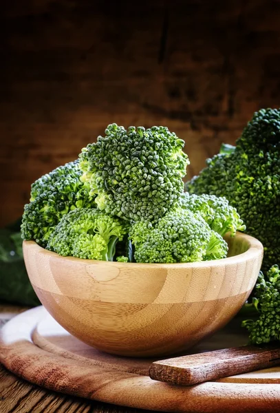 Fresh green broccoli in a wooden bowl — Stock Photo, Image