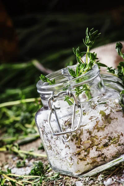 Traditionele pittige zout met tijm in een glazen pot — Stockfoto