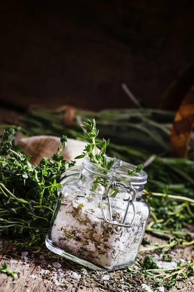 Traditionella kryddig salt med timjan i en glasburk — Stockfoto