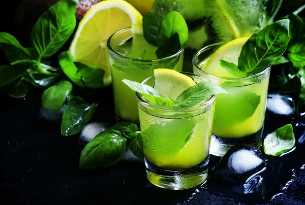 Lemonade with kiwi on black background — 스톡 사진