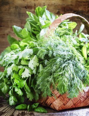 Baharatlı otlar bir hasır sepet