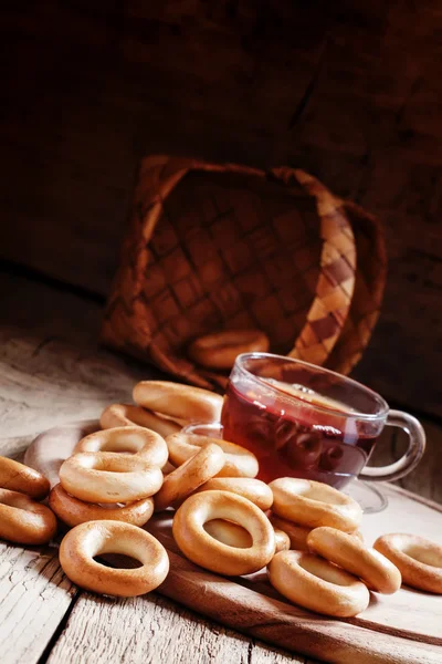 Bagels och te, Vintage trä bakgrund — Stockfoto