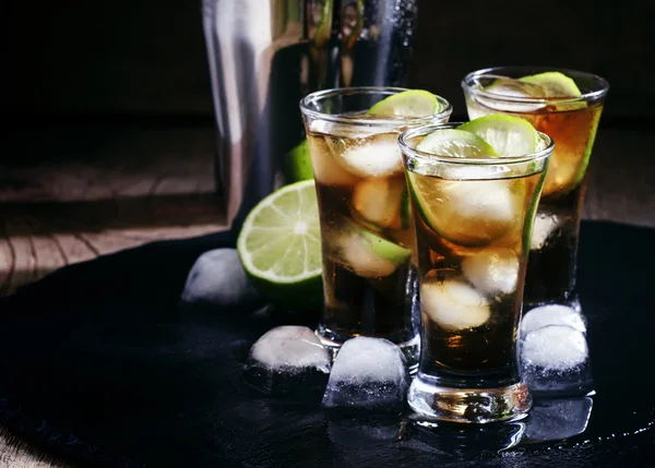 Alcoholic cocktail spiced rum with cola — Stockfoto