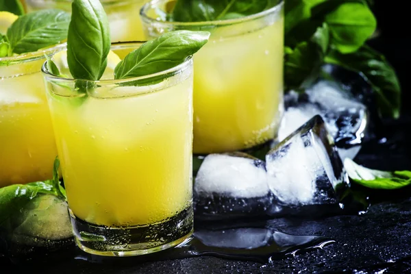 Alcoholic cocktail Basil — Stockfoto