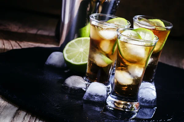 Cocktail alcoólico rum temperado com cola — Fotografia de Stock