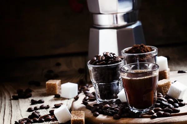 Zwart, gemalen, Robusta koffiebonen — Stockfoto