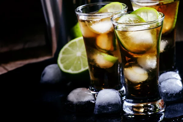 Alkoholik cocktail dibumbui rum dengan cola — Stok Foto