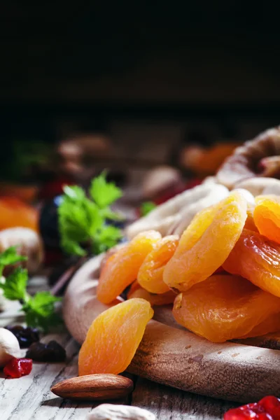 Сушеные абрикосы, финики, изюм и различные орехи — стоковое фото