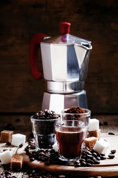 Siyah , zemin , robusta kahve çekirdekleri — Stok fotoğraf