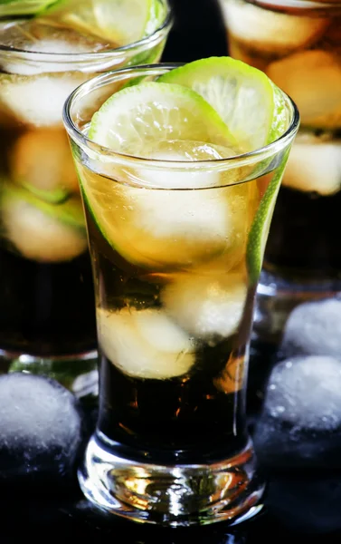 Cocktail alcolico al rum speziato con cola — Foto Stock