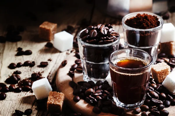 Negro, molido, robusta granos de café — Foto de Stock