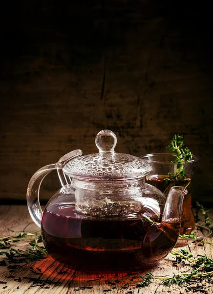 Tetera de vidrio con té negro con tomillo — Foto de Stock