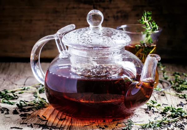 Tetera de vidrio con té negro con tomillo — Foto de Stock