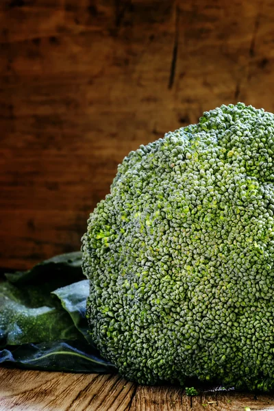 Свежая зеленая капуста брокколи с листьями — стоковое фото
