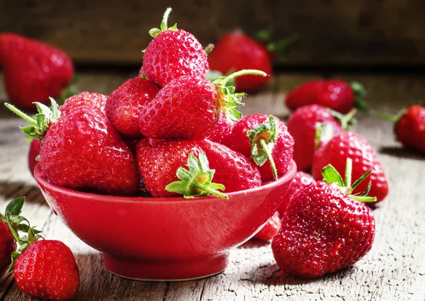 Frische Erdbeeren in einer roten Schüssel — Stockfoto
